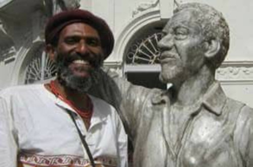 A foto do poeta França ao lado da estátua do poeta Solano Trindade