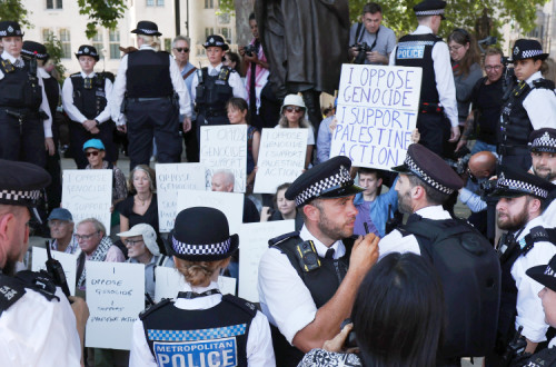 Manifestantes em Londres este sábado contra a designação do Palestine Action como grupo terrorista. Foto de ANDY RAIN/EPA/Lusa.