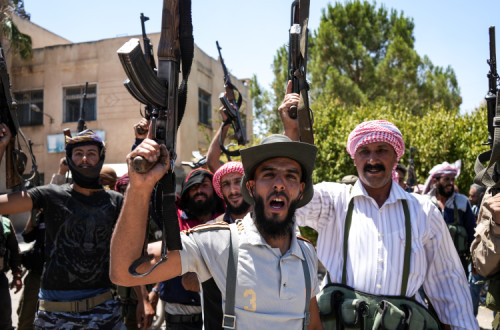 Combatentes beduínos entram na cidade de maioria druza Mazra'a.