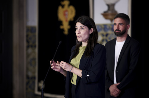 Mariana Mortágua e Fabian Figueiredo à saída da audiência com o Presidente.