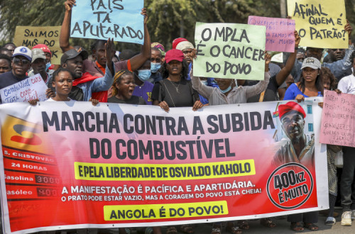 Faixa na manifestação em Luanda este sábado. Foto de AMPE ROGERIO/EPA/Lusa.