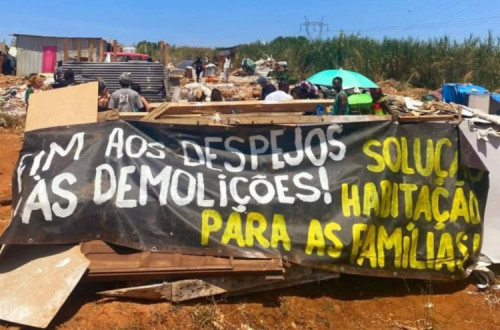 Faixa contra demoliçoes no bairro do Talude