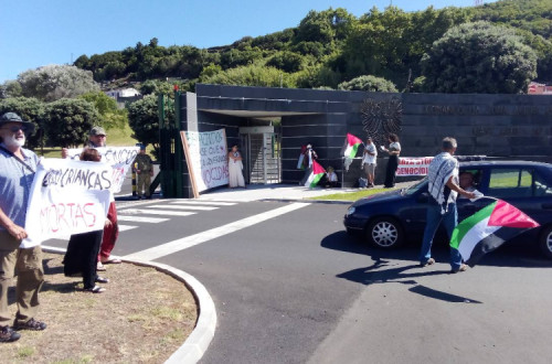 Protesto por Gaza em frente à Base das Lajes.