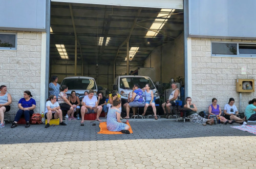 Trabalhadoras à porta da Controlfactor Belém em Arouca.