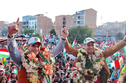 Rodrigo Paz e o candidato a vice Edman Lara no encerramento de campanha.