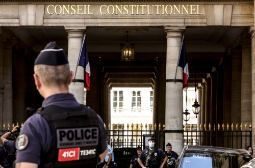 Aparato policial à porta do Conselho Constitucional francês antes do anúncio da decisão sobre a lei Duplomb.