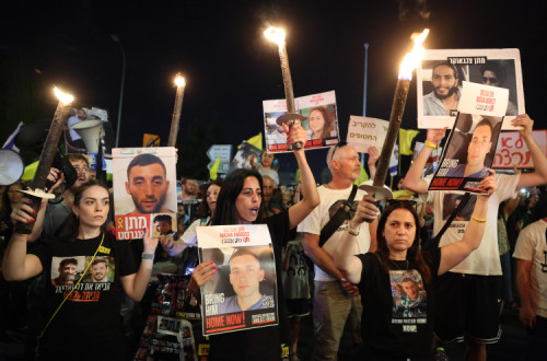 Familiares e amigos de reféns israelitas manifestam-se à porta da sede do governo durante a reunião do Conselho de Segurança.