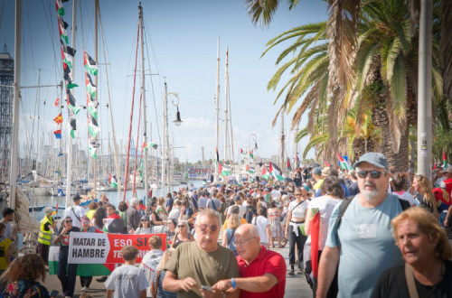 Milhares de pessoas despediram-se da flotilha humanitária em Barcelona.