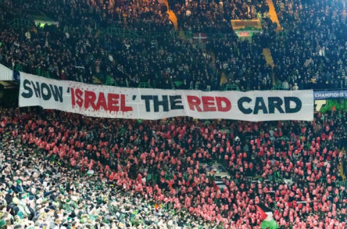 A claque do Celtic de Glasgow Green Brigade exibe uma faixa onde se lê "Mostrem o cartão vermelho a Israel"