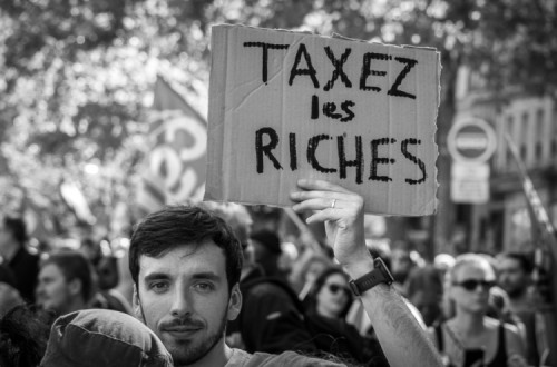 Cartaz “Taxem os ricos”