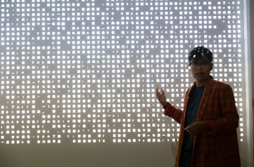 Winnie Soon apresenta asua instalação que aborda a escala e o efeito assustadores da censura imposta pelo Estado, aplicada por meio de infraestruturas digitais. 