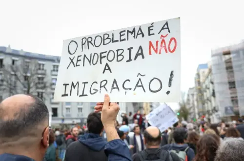 Cartaz: "o problema é a xenofobia, não a imigração".