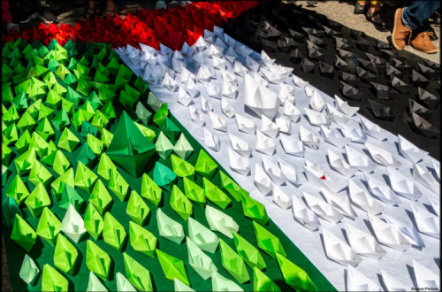 barcos de papel formam bandeira da Palestina