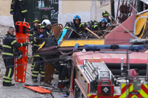 Bombeiros no local do acidente no elevador da Glória