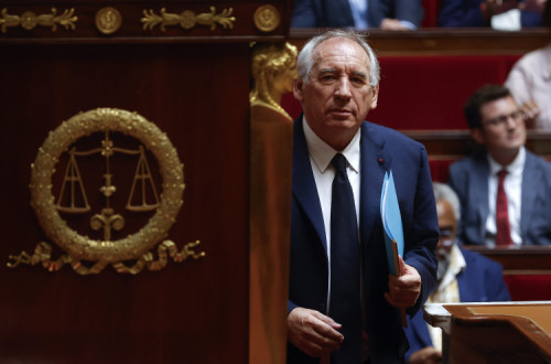 Bayrou dirige-se à tribuna da Assembleia Nacional onde proferiu o último discurso enquanto primeiro-ministro. Foto de YOAN VALAT/EPA.