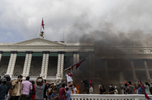 Manifestantes em frente ao parlamento do Nepal.