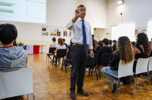 Fernando Alexandre fala a alunos na Figueira da Foz.