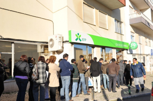 fila no Centro de Emprego