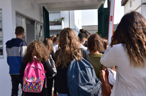 Estudantes entram na escola