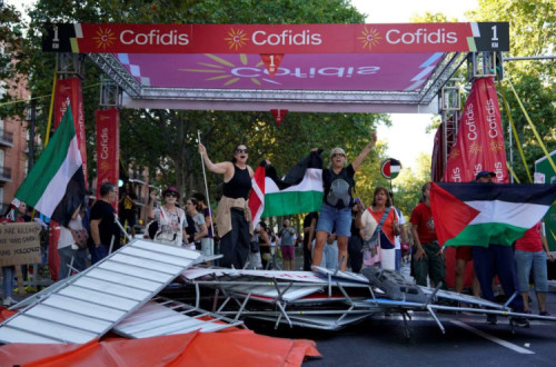 Manifestantes na meta da Vuelta em Madrid, onde os ciclistas acabaram por não chegar,