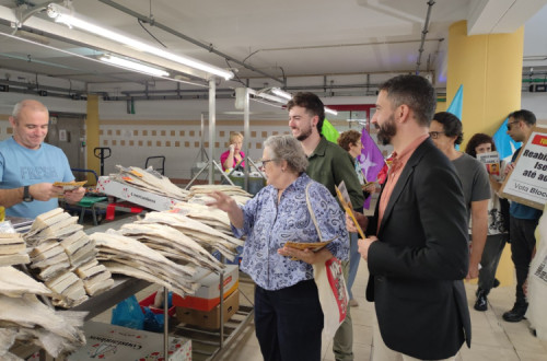 Helena Pinto e Fabian Figueiredo no arranque da campanha eleitoral no mercado de Torres Novas