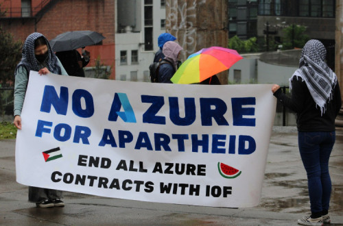 Prtesto em frente a um edifício da Microsoft em Seattle, EUA, em maio de 2024. 