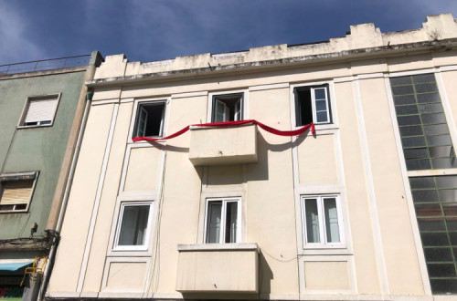 linhas vermelhas em edifício