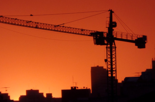 Guindate sobre prédio ao pôr do sol