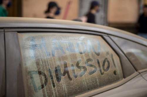 Mensagem escrita num carro coberto de lama após a passagem da tempestade