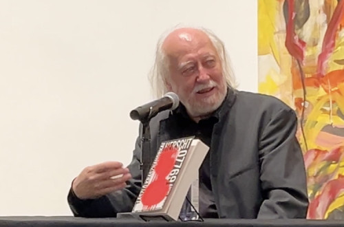 László Krasznahorkai na apresentação do livro Herscht 07769 em Nova Iorque.