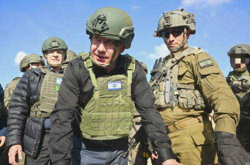 Bejmamin Netanyahu com militares em Gaza