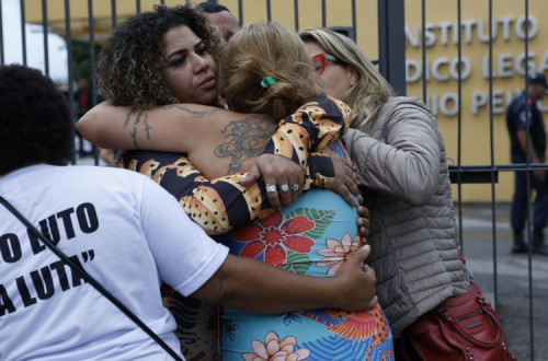 Mãe de uma das vítimas da operação "Contenção" desloca-se para reconhecer o corpo do filho, encontrado decapitado.