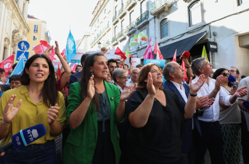 Mariana Mortágua, Isabel Mendes Lopes e Alexandra Leitão na descida do Chiado