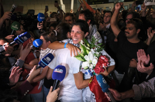 ativistas portugueses da flotilha chegam ao aeroporto. Foto de RUI MINDERICO/LUSA.