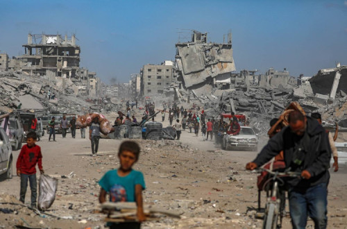 Palestinianos regressam ao que resta da cidade de Gaza