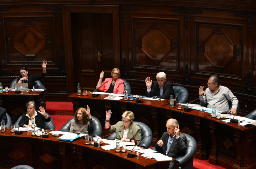 Senadores da Frente Ampla aprovam a lei da eutanásia.