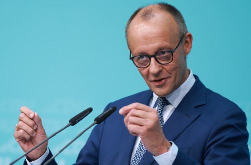 Merz numa conferência de imprensa no final da reunião da direção da CDU.