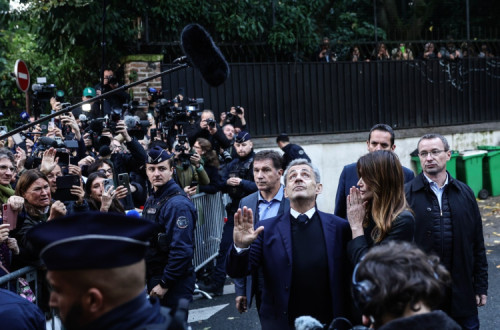 Nicolas Sarkozy em Paris, na manifestação de apoio que convocou antes de se dirigir para a prisão de La Santé.