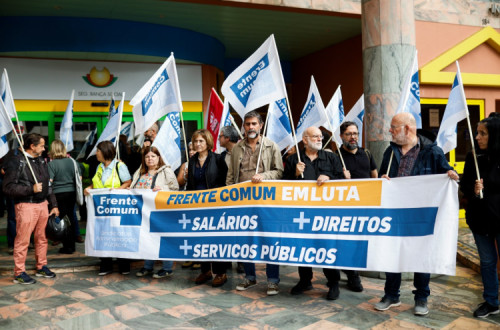 Manifestantes durante a greve geral de trabalhadores da administração pública na sede da Segurança Social, em Lisboa