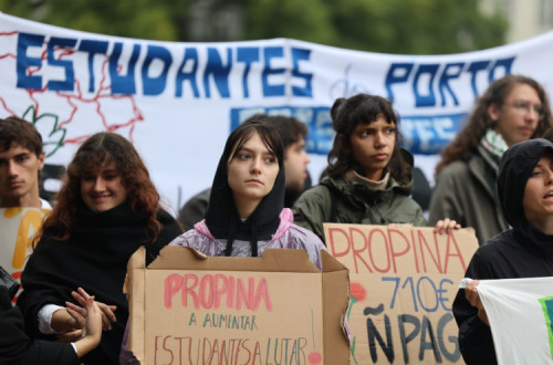 estudantes na manifestação contra as propinas