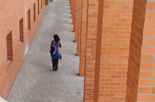 estudante no exterior da universidade