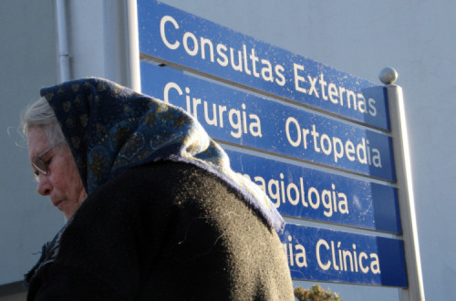 Idosa no exterior do hospital