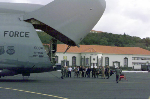 Avião militar dos EUA na Base das Lajes