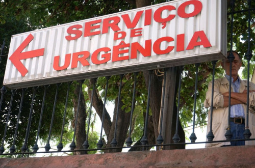 Placa de serviço de urgência.