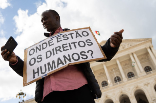 imigrante em protesto em frente ao Parlamento