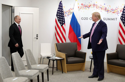 Trump e Putin encontram-se em 2019.