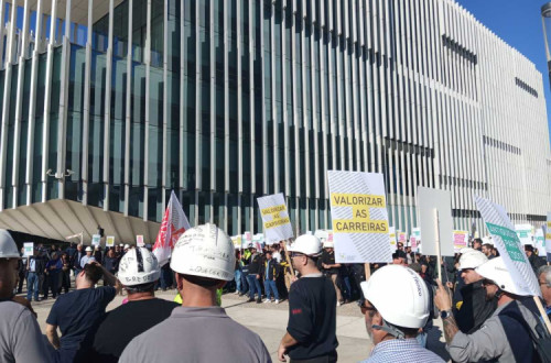 Trabalhadores da EDP manifestam-se à porta da sede da empresa.