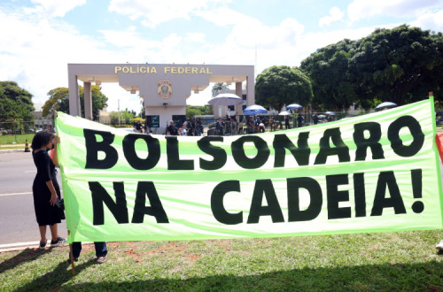 Faixa "Bolsonaro na cadeia"