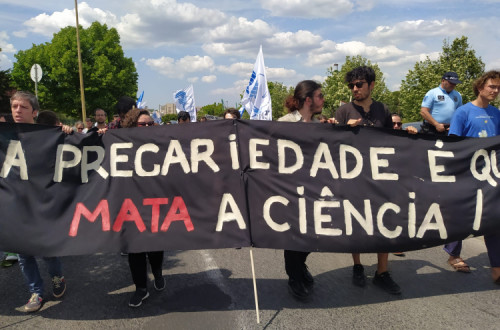 Faixa "A precariedade é que mata a ciência"