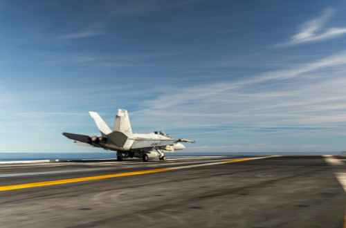 Caça levanta voo do porta-aviões USS Gerald R. Ford